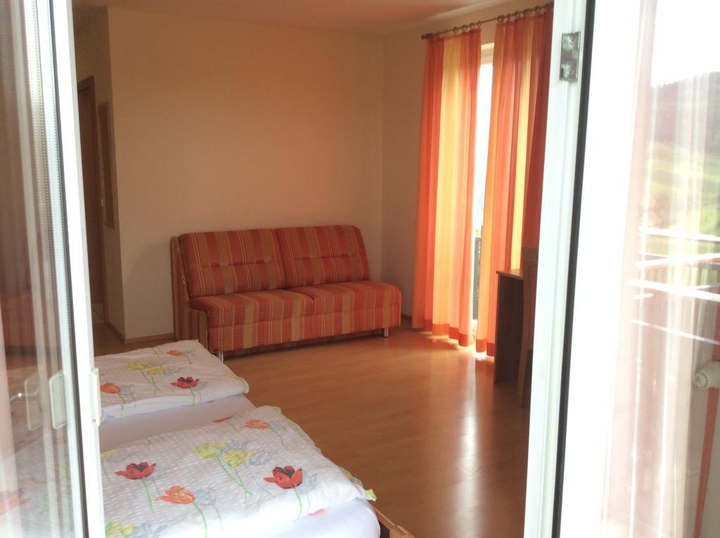 Weingut Gästezimmer Zweytick Robert Ratsch an der Weinstraße Zimmer foto